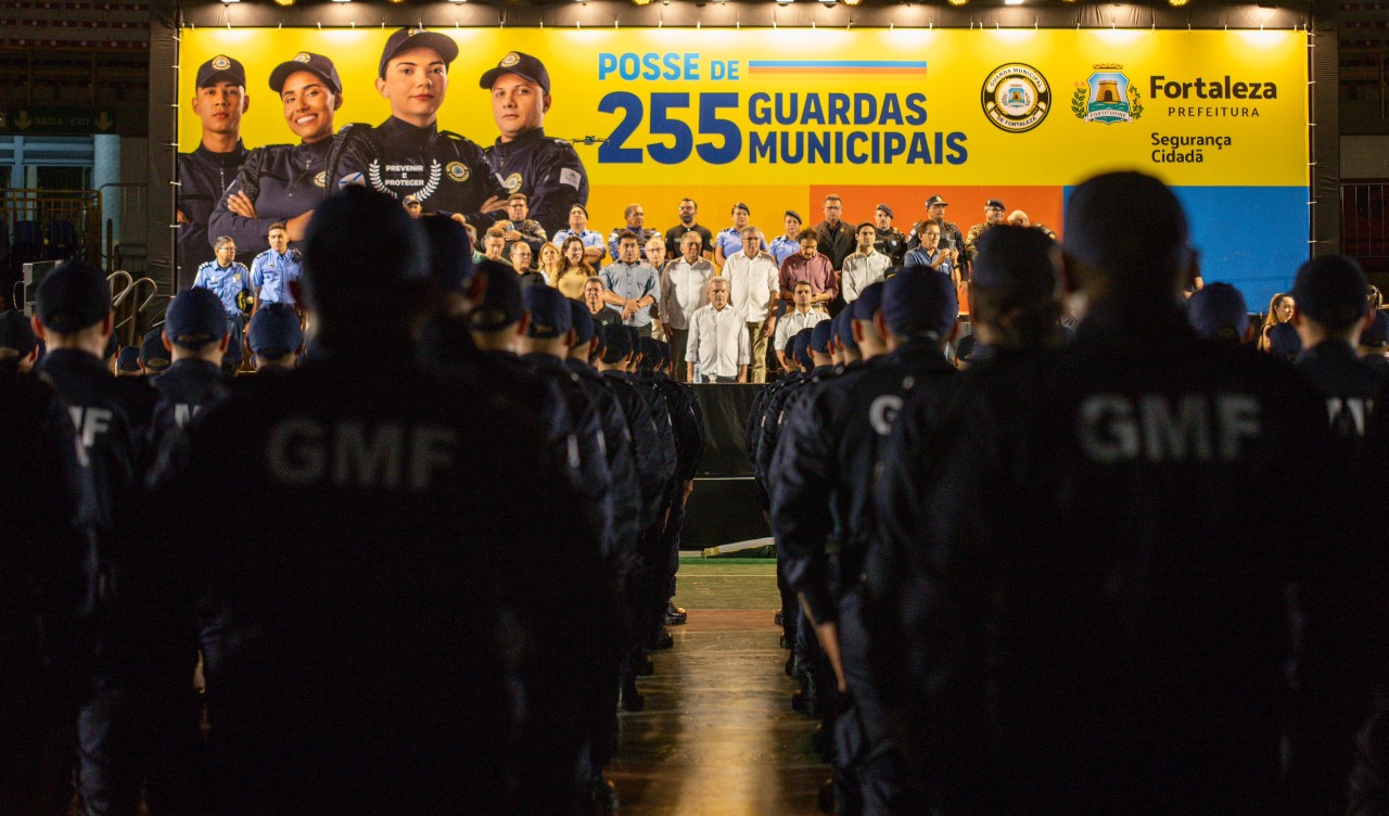 grupo de pessoas posa para a foto